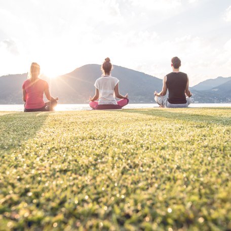 Sonnenaufgangs Yoga am Seeufer in bayerischen Bad Wiessee am Tegernsee, © Hansi Heckmair