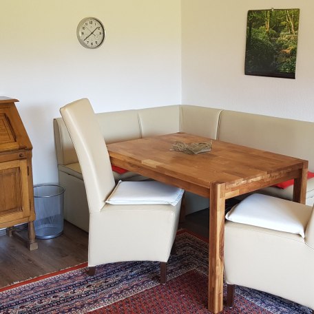 Ferienwohnung Haulle Kreuth am Tegernsee  Wohnzimmer mit Essbereich und Schreibschrank, © im-web.de/ Regionalentwicklung Oberland Kommunalunternehmen