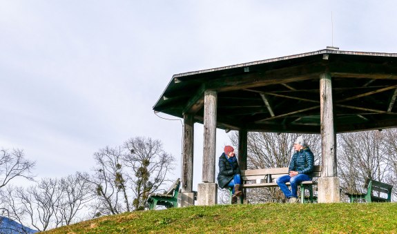 Ines Wagner interviewt Toni Tremmel am Kleine Paraplui in Tegernsee, © DER TEGERNSEE, Isabelle Munsterman