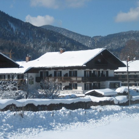 Blick von Altwiessee auf unser Haus, © Gästehaus Gartenheim am Tegernsee