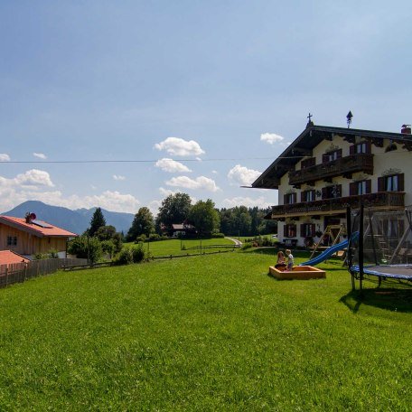 Spielplatz und Liegewiese vor dem Haus, © im-web.de/ Tourist-Information Bad Wiessee