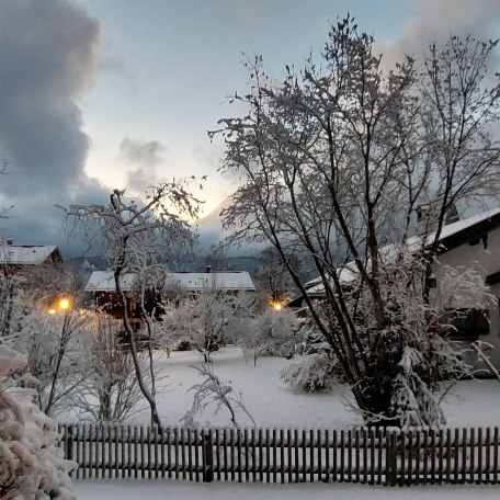 Ausblick von Terrasse der Wohnung in den weissen Wintergarten, © im-web.de/ Regionalentwicklung Oberland Kommunalunternehmen