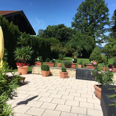 Terrasse mit Blick in den Garten und zum See, © Eberwein