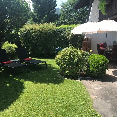 Garten mit Liegen und Terrasse mit Sitzmöbeln, © Alpen Suite Abwinkl Bad Wiessee