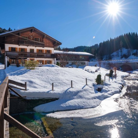 Blauer Himmel mit Sonnenschein Winter 25, © im-web.de/ Regionalentwicklung Oberland Kommunalunternehmen