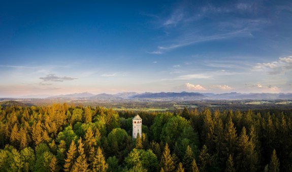 Blick auf Aussichtsturm und Alpenpanorama, © Alpenregion Tegernsee Schliersee