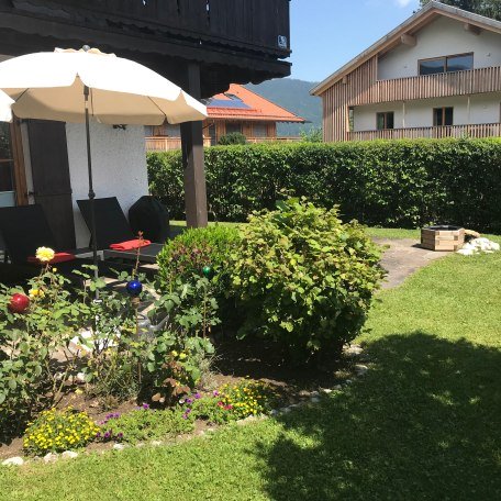 privater Garten mit Terrasse und Liegen, © Alpen Suite Abwinkl Bad Wiessee