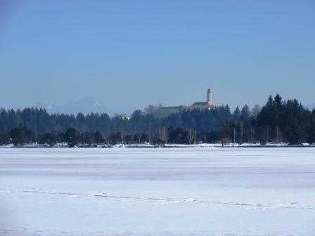 Blick vom nahe gelegenen Kirchsee auf Kloster Reuthberg, © im-web.de/ Tourist-Information Gmund am Tegernsee