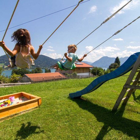 Schaukeln am Spielplatz, © im-web.de/ Tourist-Information Bad Wiessee