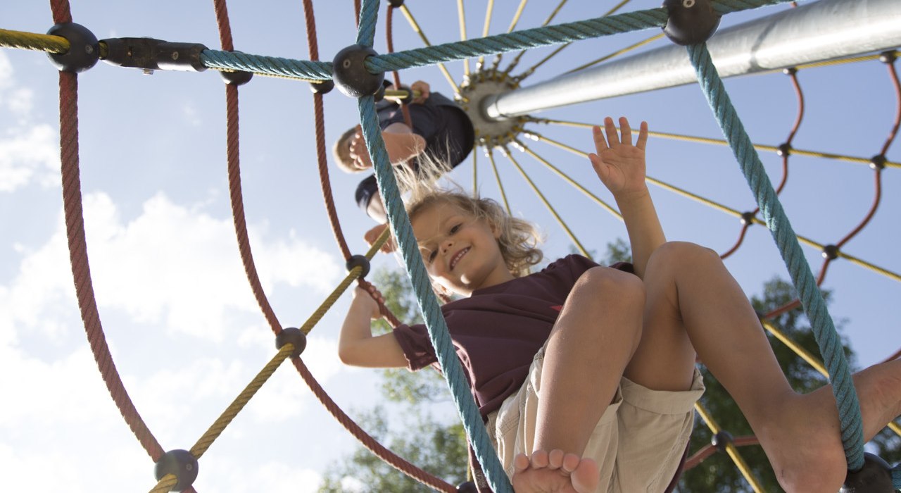 Kinder auf einem Spielplatz am Tegernsee, © Hansi Heckmair