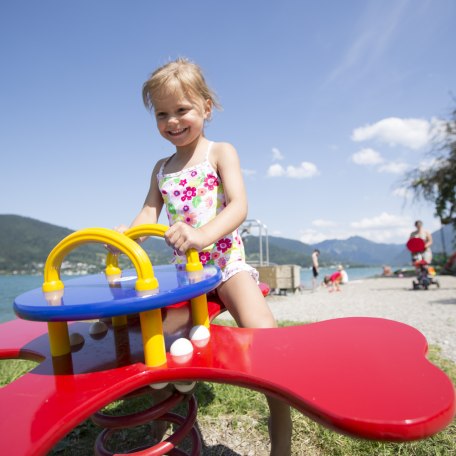 Baden am Tegernsee - Mädchen auf Spielgerät, © Hansi Heckmair