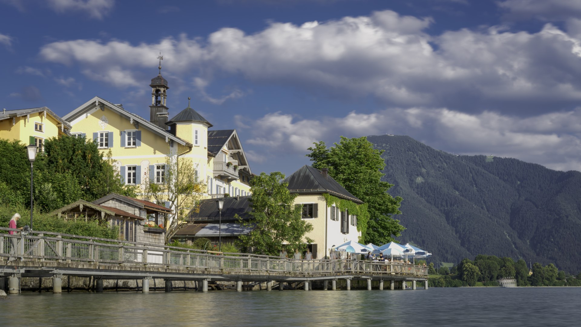 Die Seepromenade in Tegernsee Stadt, © Der Tegernsee, Dietmar Denger