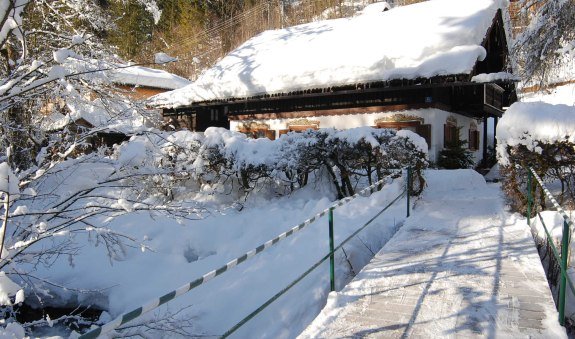 Wohnhaus mit Alpbachbrücke 2019, © im-web.de/ Tourist Information Tegernsee