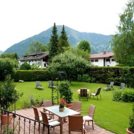 Garten mit Blick zum Wallberg, © im-web.de/ Tourist-Information Rottach-Egern