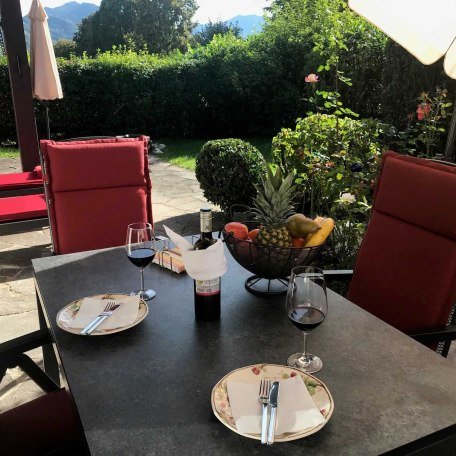 Terrasse mit Esstisch, © Alpen-Suite Abwinkl  Bad Wiessee