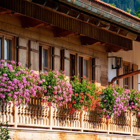 Blumenbalkon, © im-web.de/ Regionalentwicklung Oberland Kommunalunternehmen