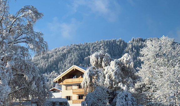 Haus aussen Winter, © im-web.de/ Regionalentwicklung Oberland Kommunalunternehmen