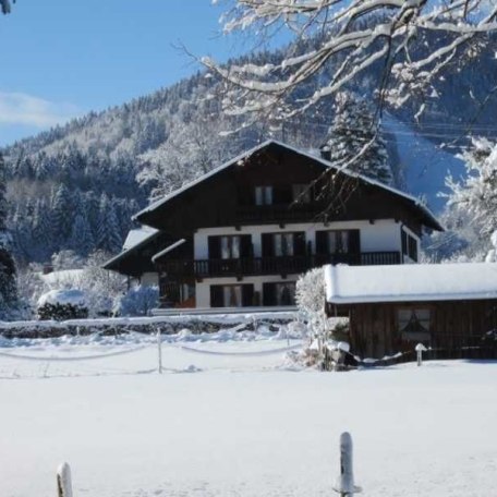 Blick von der Seepromenade auf unser Haus, © Gästehaus Gartenheim am Tegernsee