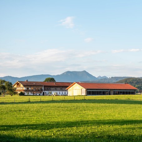 Glaslhof mit Blick auf die Alpenkette bei Gmund am Tegernsee, © ©Glasl