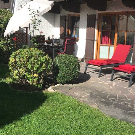 Terrasse mit Esstisch und Liegen, © Alpen-Suite Abwinkl  Bad Wiessee