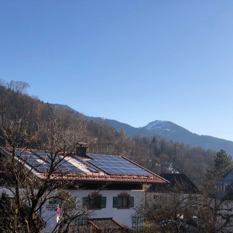 Balkon-Blick auf Wallberg & Setzberg, © im-web.de/ Tourist Information Tegernsee