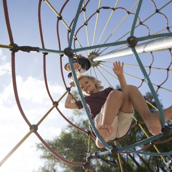 Kinder auf einem Spielplatz am Tegernsee, © Hansi Heckmair