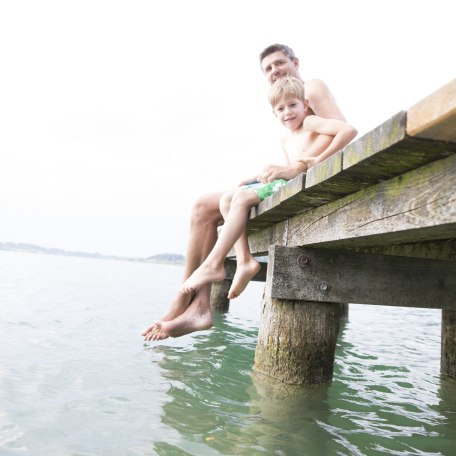 Baden am Tegernsee - Vater und Sohn auf Steg, © Hansi Heckmair