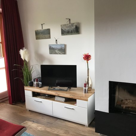 Wohnzimmer mit Kamin, © Alpen Suite Abwinkl Bad Wiessee