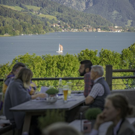 Der Blick aus dem Biergarten auf Gut Kaltenbrunn Richtung Tegernsee und Wallberg., © Der Tegernsee, Dietmar Denger