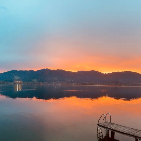 Wunderschöne Sonnenuntergänge erleben am Steg vor unserem Haus, © im-web.de/ Tourist Information Tegernsee